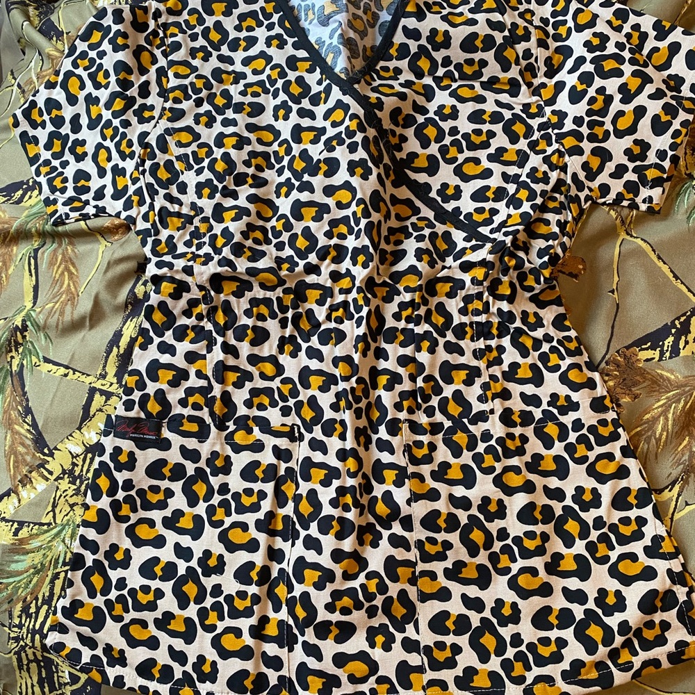 Women’s scrub tops size M